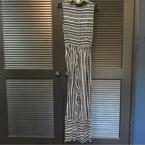 Bobeau Jumpsuit, Black and White Batik Type Pattern, Sleeveless V Neck, Size S - Picture 4 of 16
